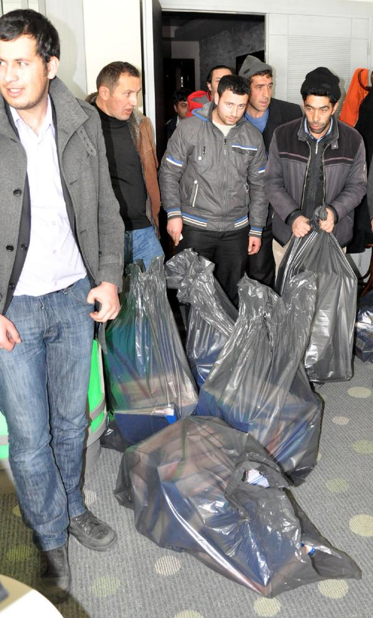 Belediye Başkanı\'nın Basın Toplantısı İçin Otele Çuvallar Dolusu Dosya Taşındı