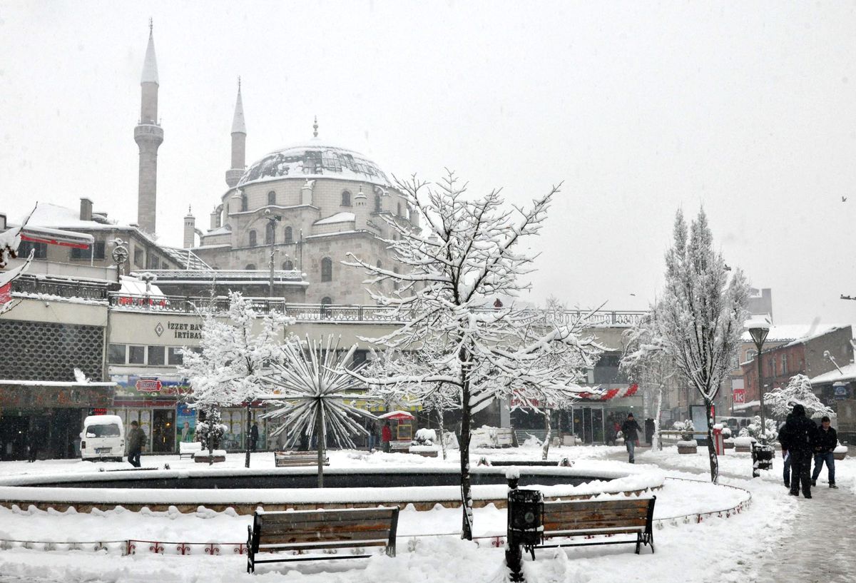 Bolu Şehir Merkezi Kara Teslim Oldu