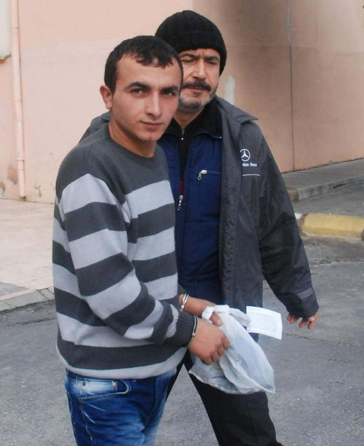 Çaldığı Sucuklarla Yakalandı