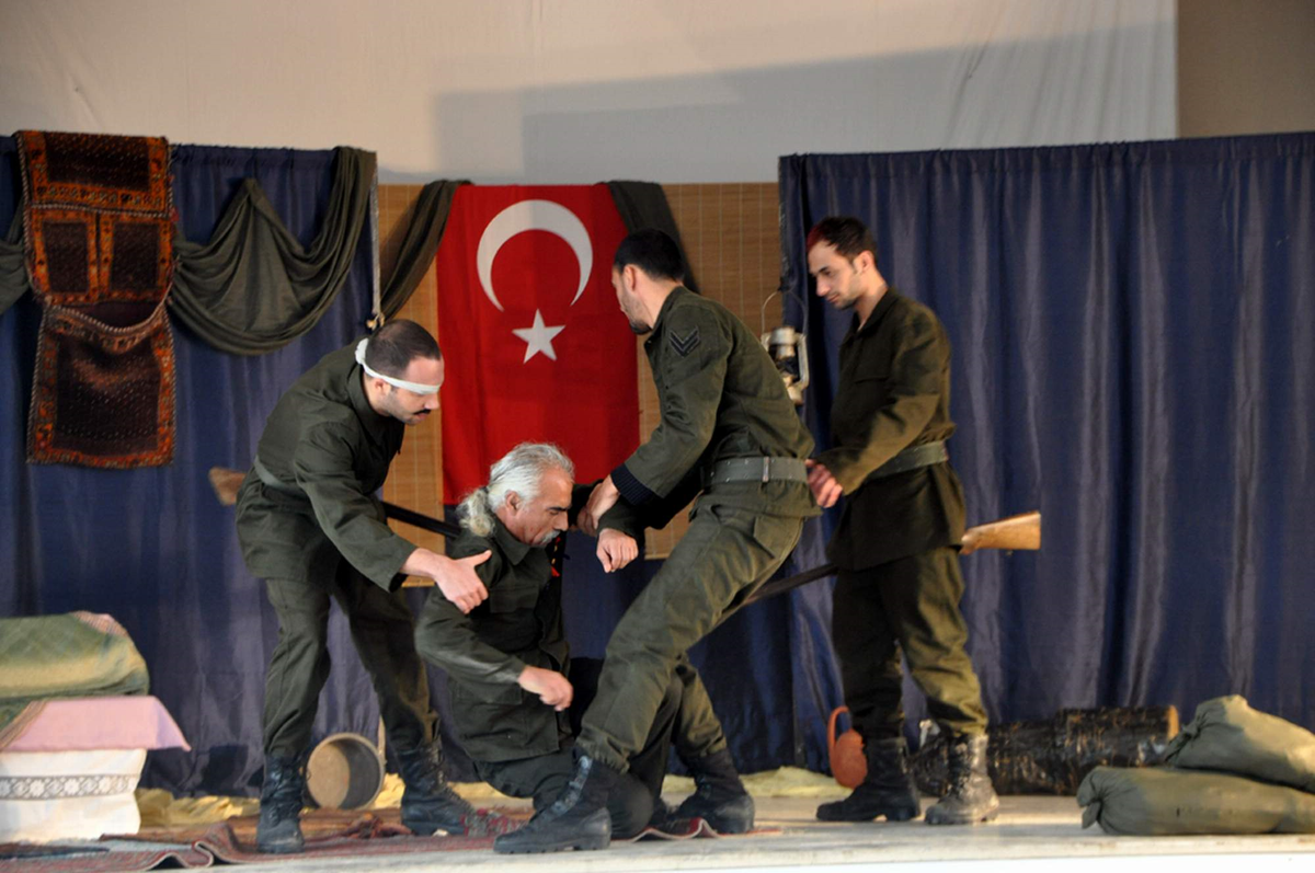 'çanakkale Geçilmez' Tiyatrosu İlgi Gördü