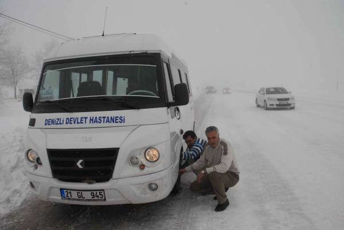 Denizli\'de Kar Nedeniyle 40 Köy Yolu Ulaşıma Kapalı (2)