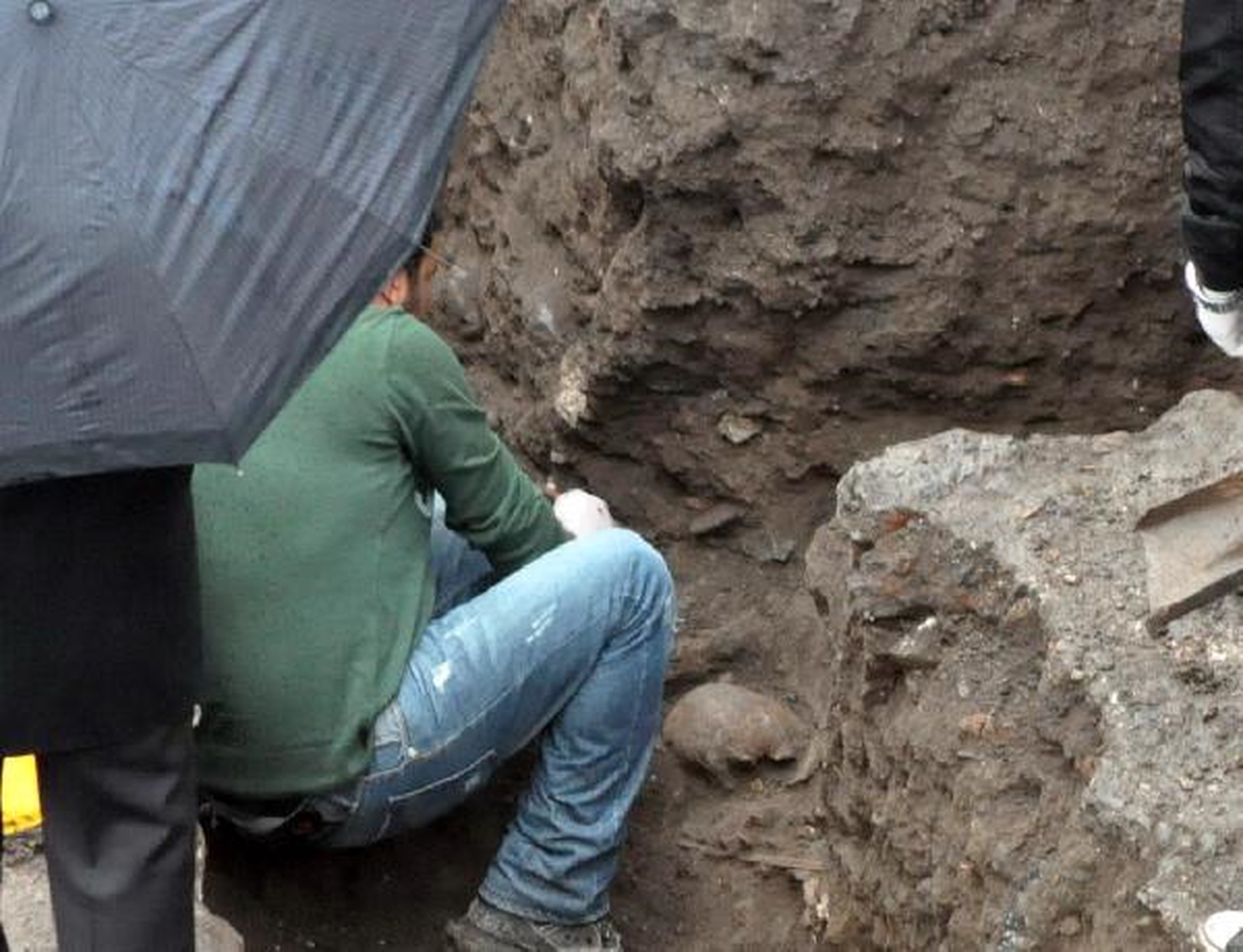 Diyarbakır\'da Eski Jandarma Binası Bahçesinde 6 Kafatası ve Kemikler Bulundu/ Fotograflar