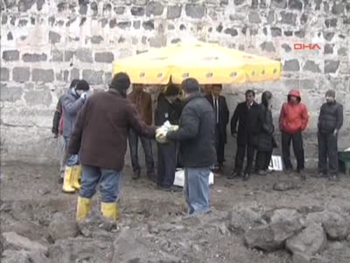 Diyarbakırek Boşaltılan Jitem Binası ile Cezaevi Arasındaki Bahçede İnsan Kemikleri Bulundu
