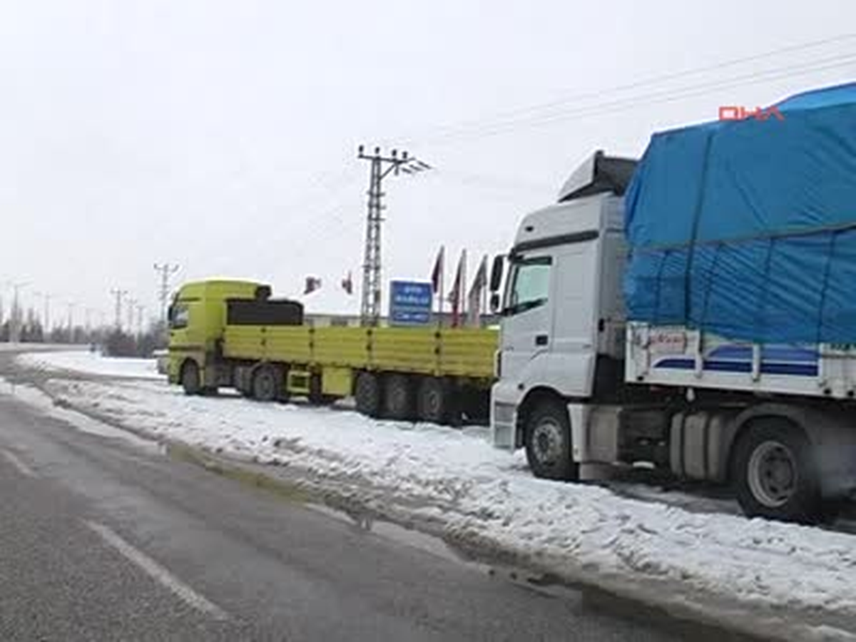 Göksun\'da Kar Yağışından Dolayı Tırlar Mahsur Kaldı