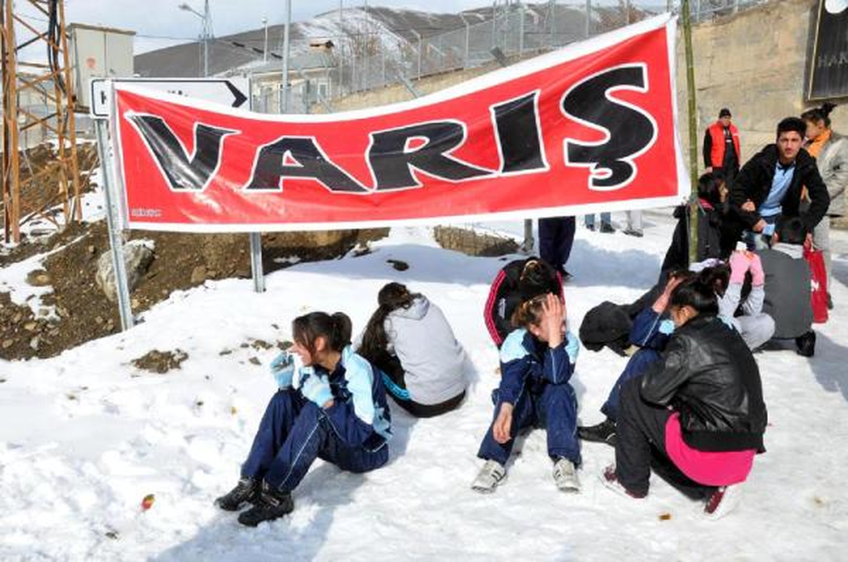Hakkari\'de Kros Yarışlarına Katılan Öğrenciler Kar, Buz Demeden Koştular
