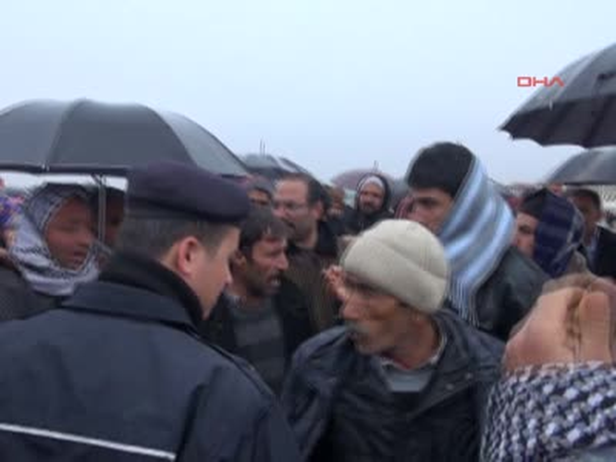 Isınmak İçin Yağmur Altında Islandılar