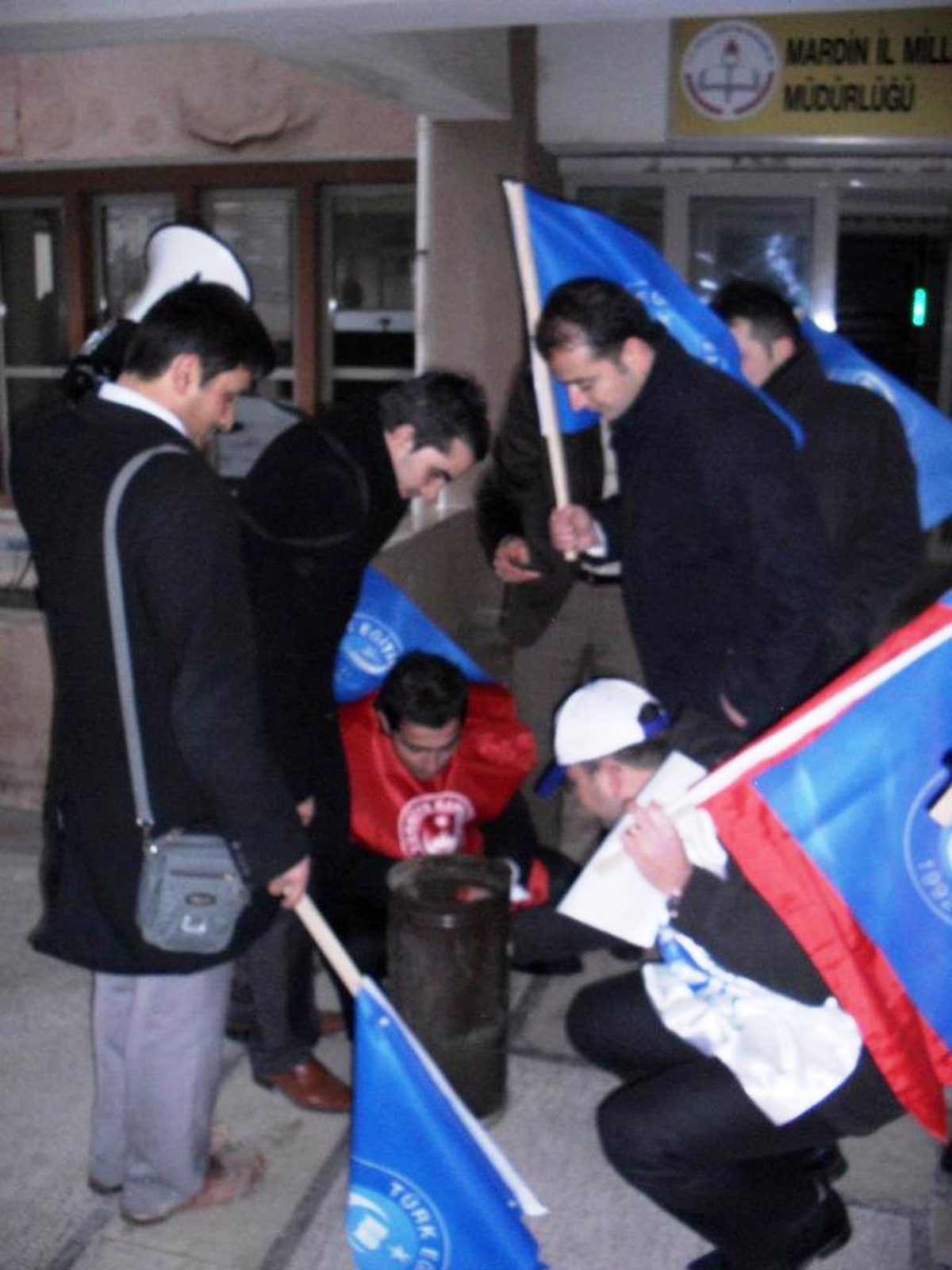 Kamu-Sen Maaş Bordrolarını Yaktı