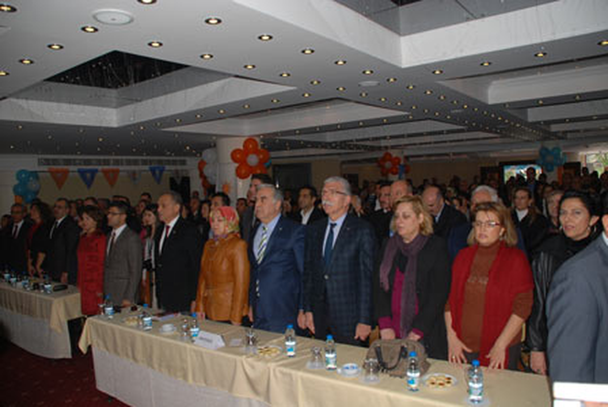 Kınık ve Çeşme\'de Başkanlar Güven Tazeledi