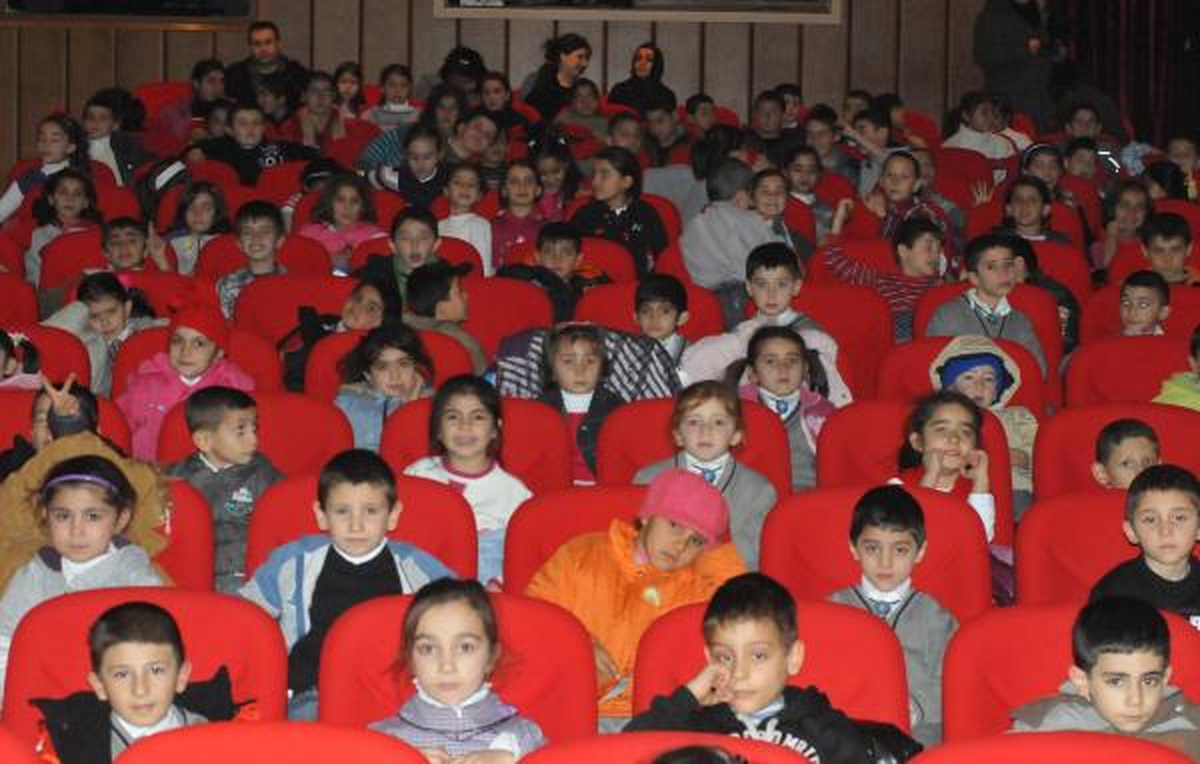 Köy Çocukları İlk Kez Tiyatro İzledi