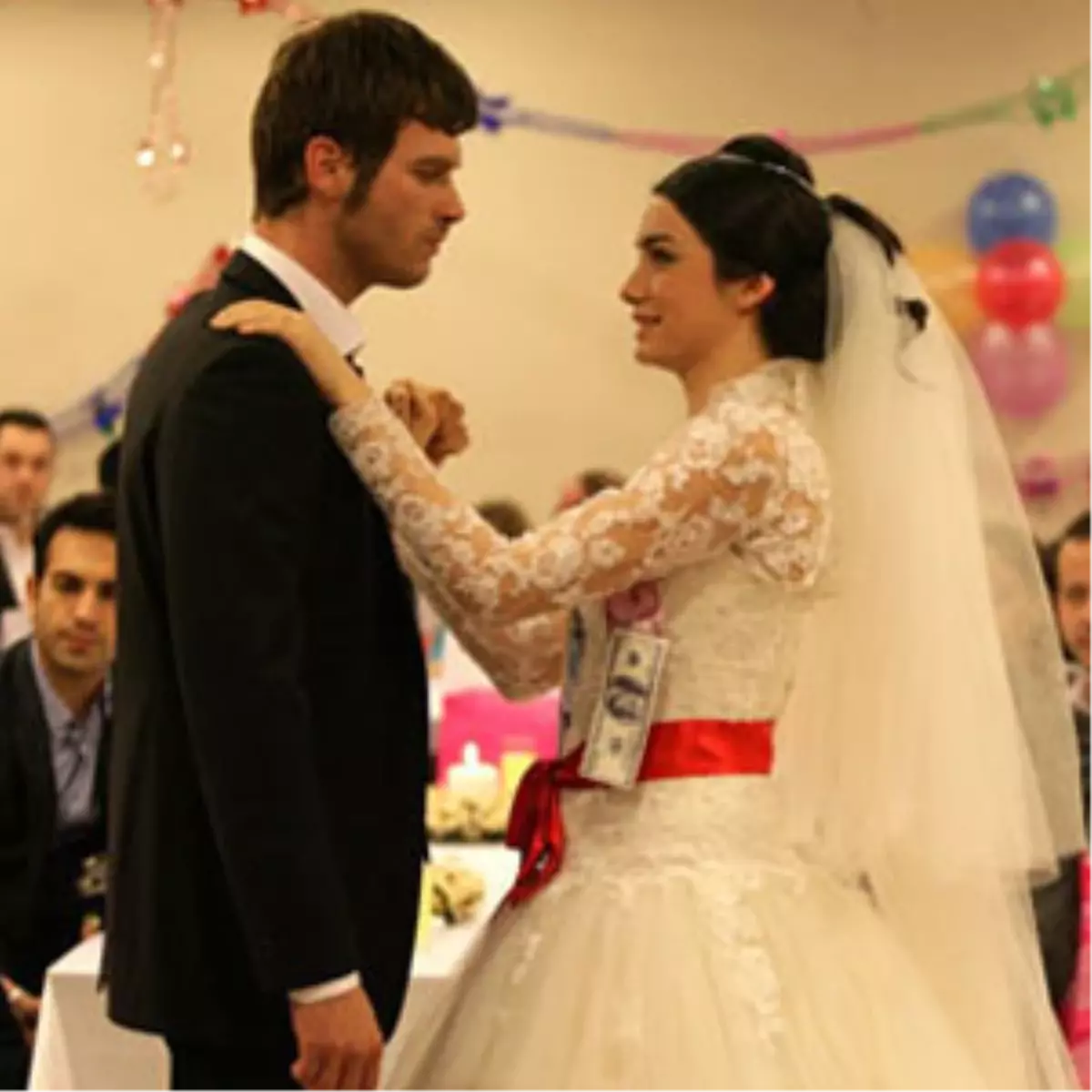 Kuzey\'le Simay\'ın Düğünü Var