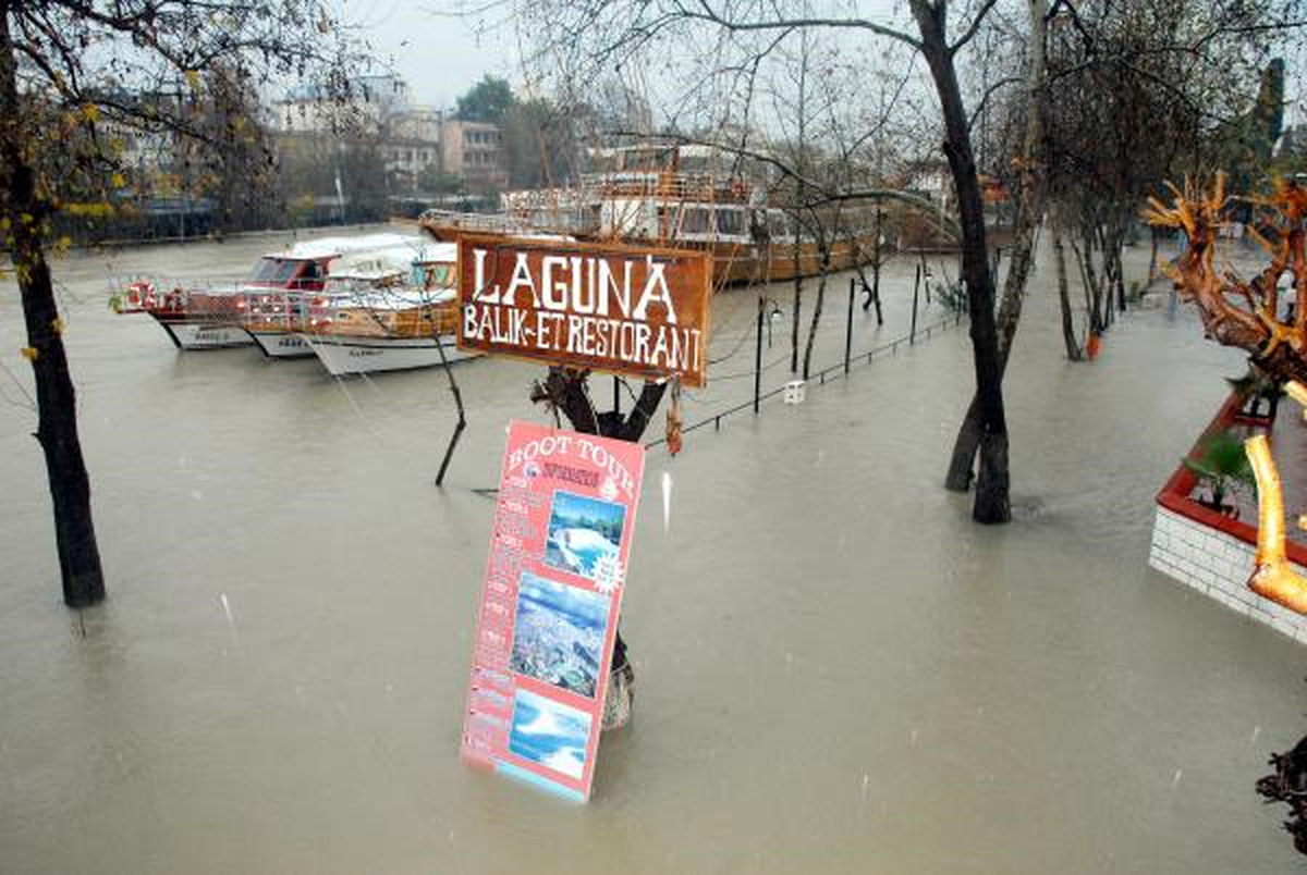 Manavgat Irmağı Taştı, İşyerlerini Su Bastı