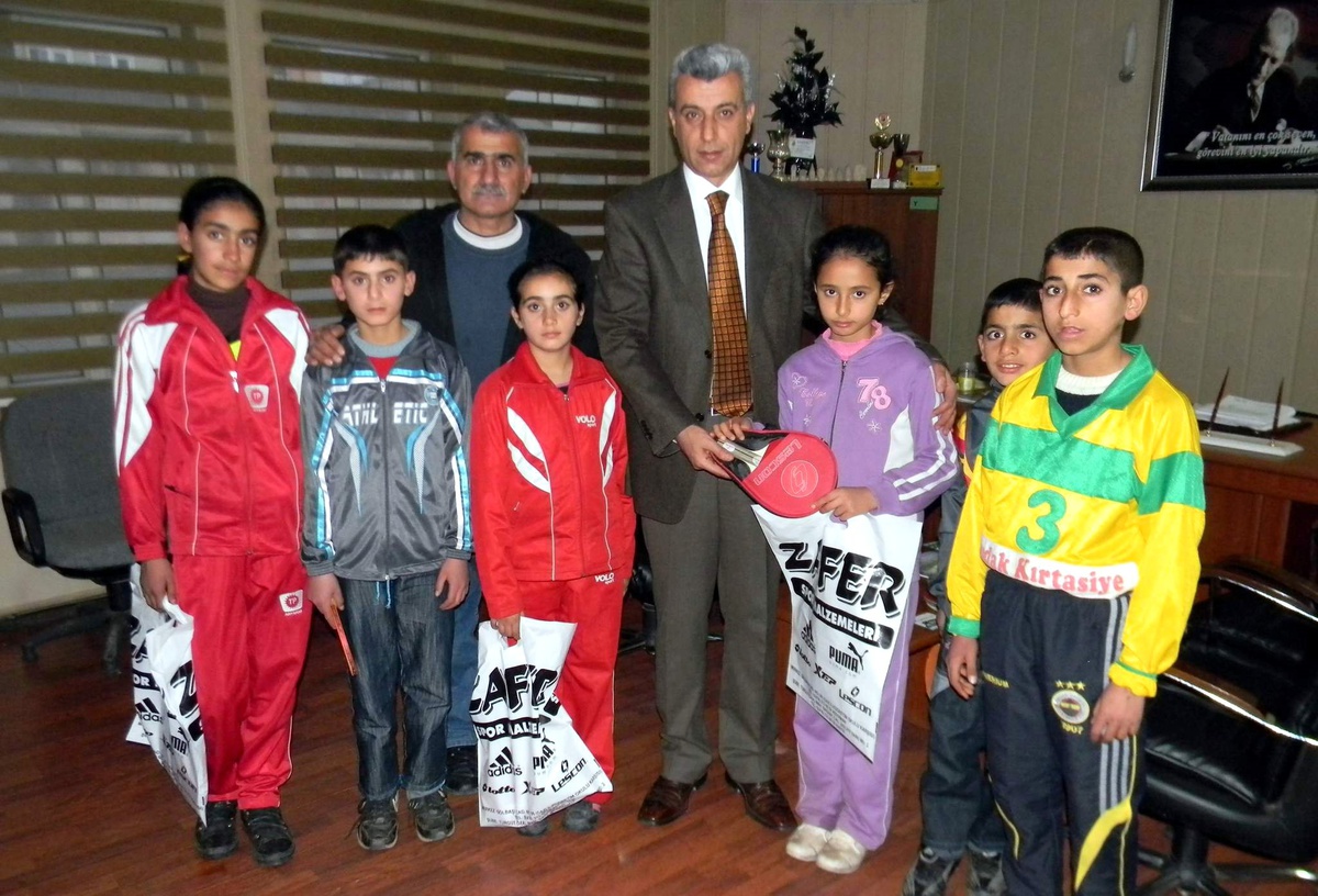 Masa Tenisi Şampiyonlarına Hediye Verildi