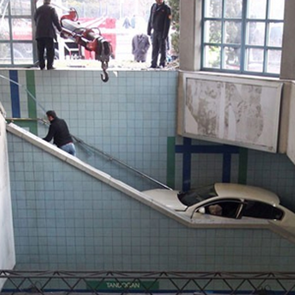 Otomobil Metroya Böyle Uçtu