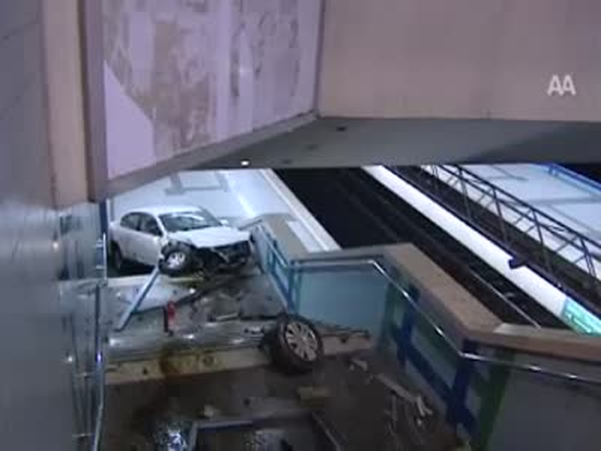 Otomobil Metro İstasyonuna Uçtu