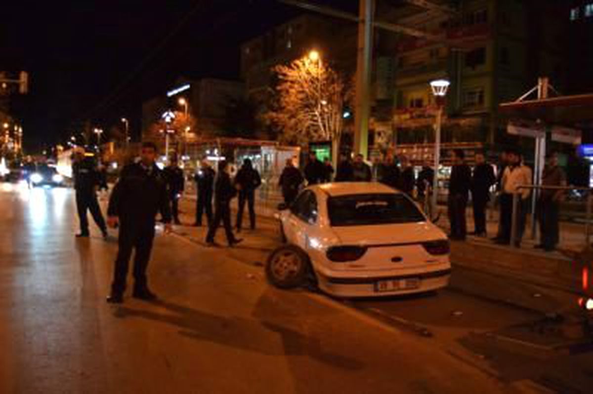 Otomobil Tramvay Durağına Çarptı