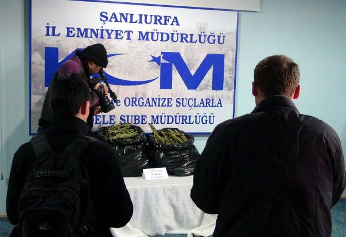 Şanlıurfa\'da 13,7 Kilo Esrar, 107 Bin 500 Paket Kaçak Sigara Ele Geçirildi