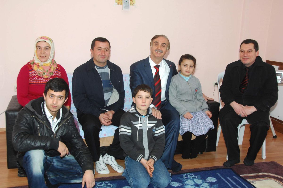 Vanlı Depremzedelerin Yüzünü Güldüren Başkan