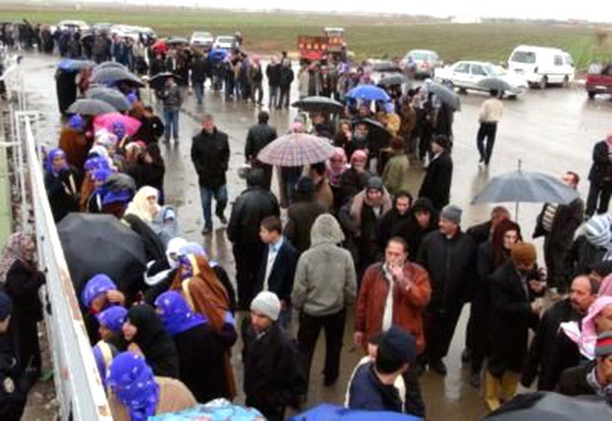 Yardım Kömürü İçin Yağmur Altında Saatlerce Beklediler