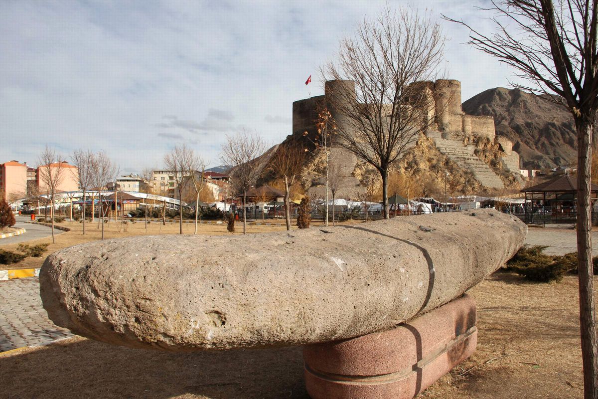 5 Metrelik Dikili Taş Oltu'da 25 Mart Gençlik Parkı'na Yerleştirildi