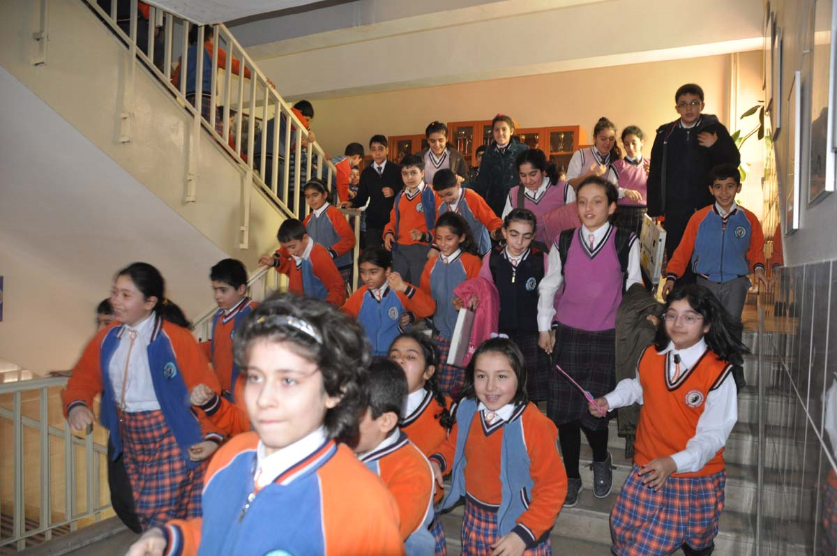 Atatürk İlköğretim Okulu\'nda Deprem Tatbikatı Yapıldı