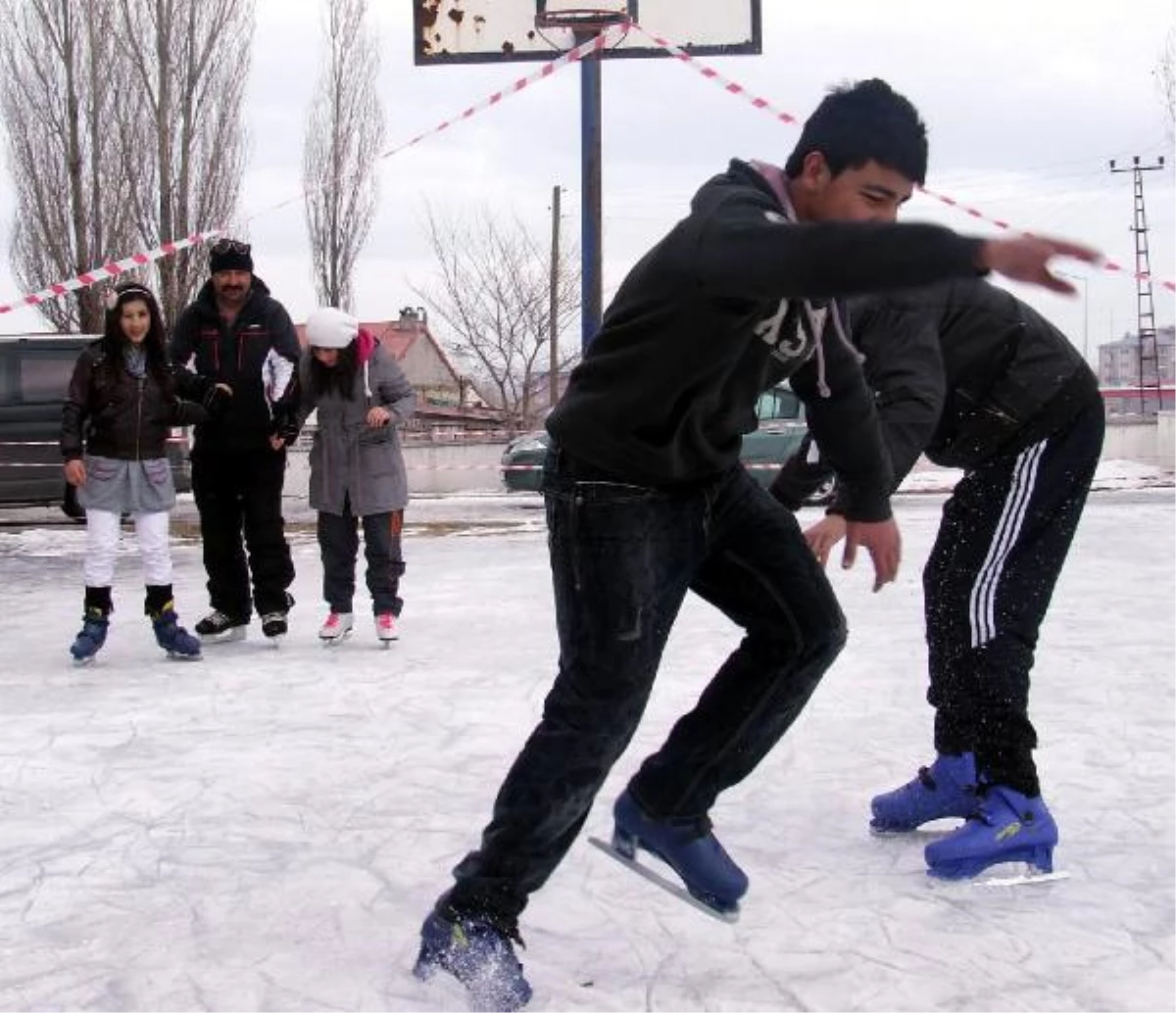Basketbol Sahasında Buz Pateni Keyfi