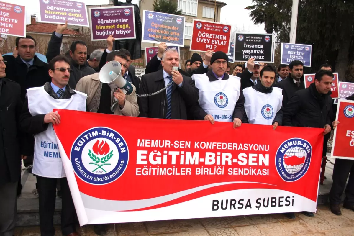 Eğitimciler Toplu Sözleşme Yasası İçin Meydanlara İndi