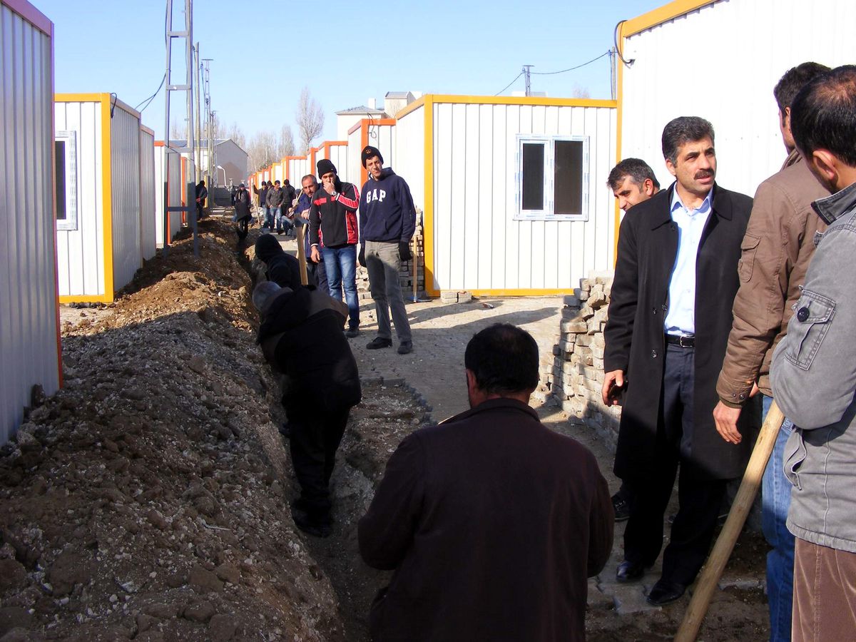 Erciş\'te Konteynerlerin İçme Suyu Şebekesi Dondu