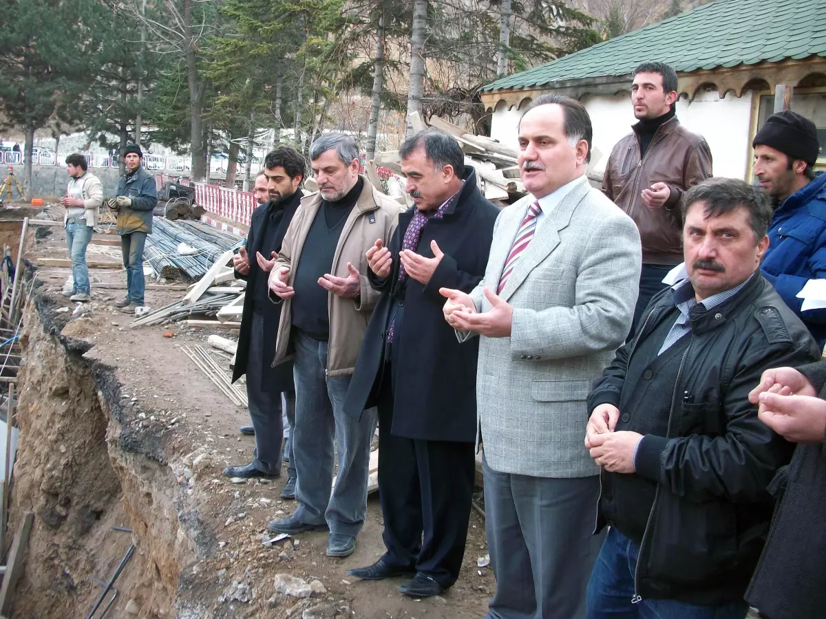 Gümüşhane'de Yeni Belediye Hizmet Binasının Temel'i Dualarla Atıldı