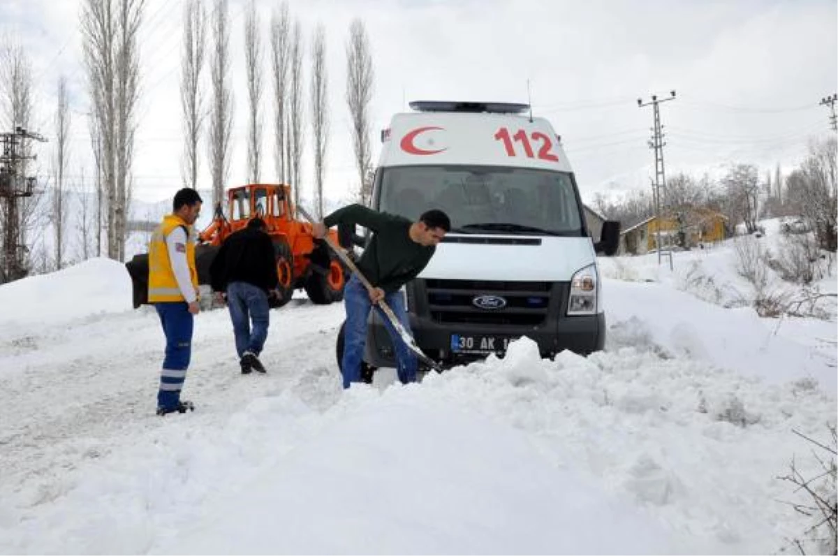 Hakkari\'de Hasta Almaya Giden Ambulans Kara Saplandı