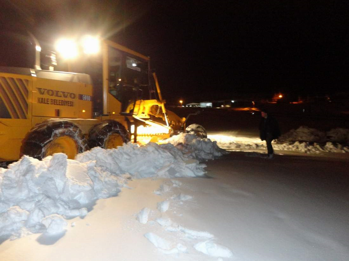 Kale Belediyesi Gece Kar Mesaisinde