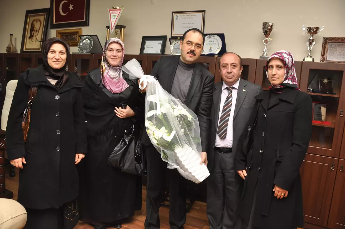 Körfez İlköğretim Okulundan Başkan Ayaz\'a Çiçekli Teşekkür