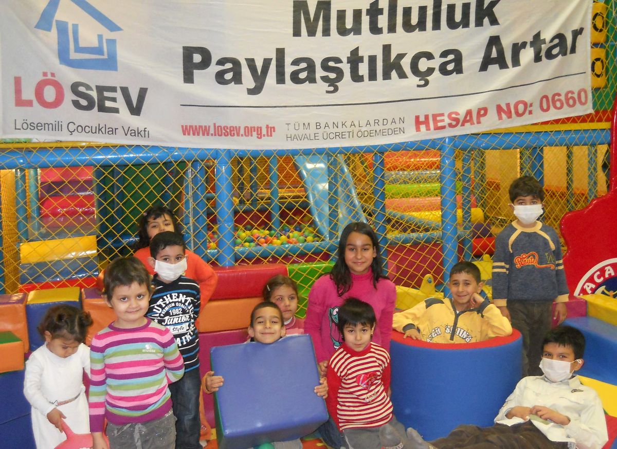 Lösemili Çocuklar Yeni Yıl Partisinde Eğlendi