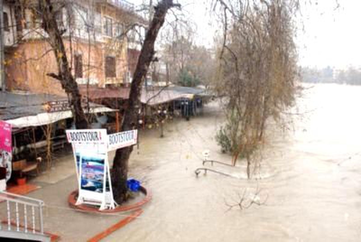 Manavgat Irmağı Taştı, İşyerlerini Su Bastı