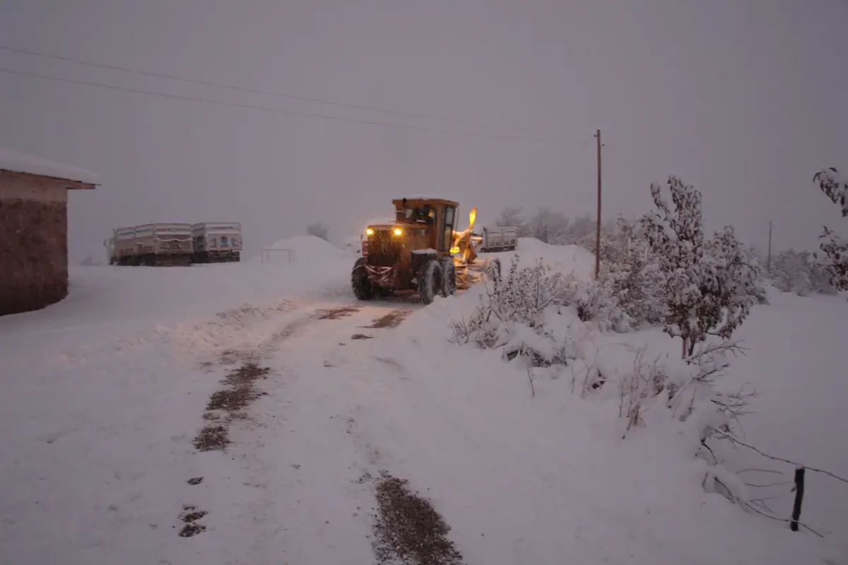 Şemdinli\' de Kar Yağışı Hayatı Olumsuz Etkiledi