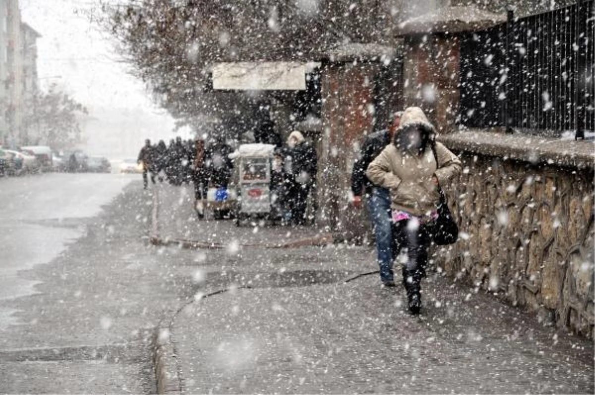 Sivas\'ta 74 Köy Yolu Kardan Kapandı
