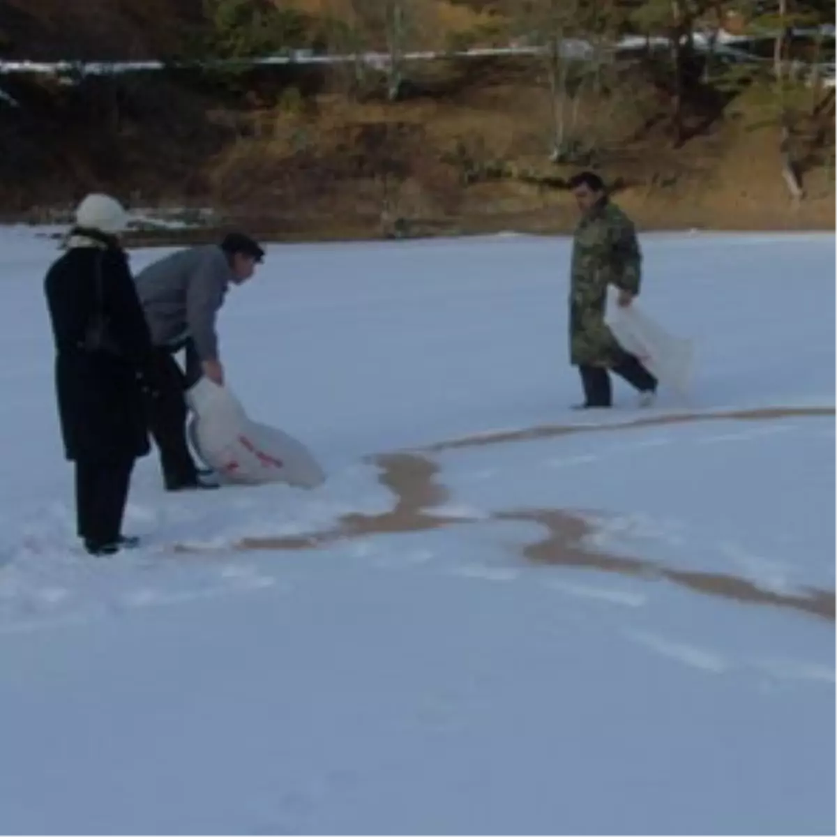 Aç Hayvanlar İçin Sırtlarında Taşıdıkları Yiyecekleri Ormana Bıraktılar