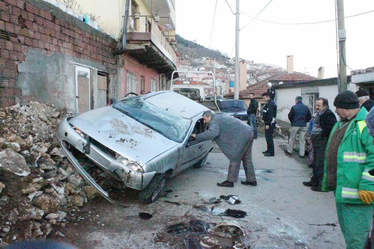 Acemi Sürücü Evin Üstünden Yola Uçtu