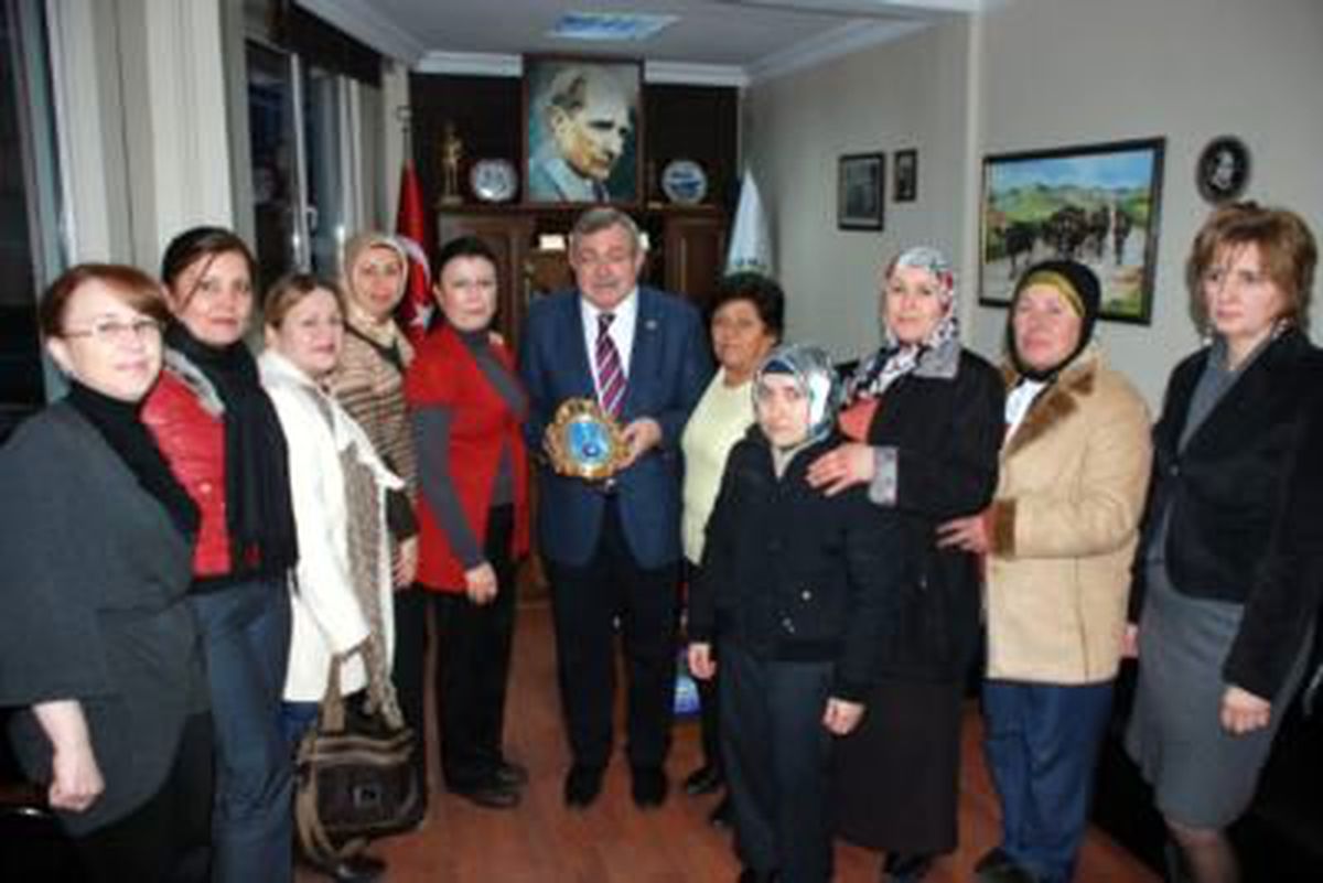 AK Parti Kadın Kolları Başkan Gülşen\'i Makamında Ziyaret Etti