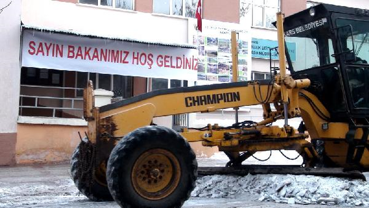 Bakan Eker\'in Konuşma Yapacağı Salonun Çevresinde Kar ve Buz Temizliği