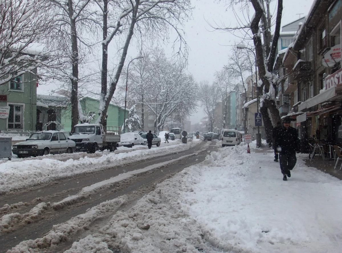 Başkan İça\'ya, "Kar Temizliğini Sadece Kendi Oturduğu Mahallede Yaptırdı?" Eleştirisi