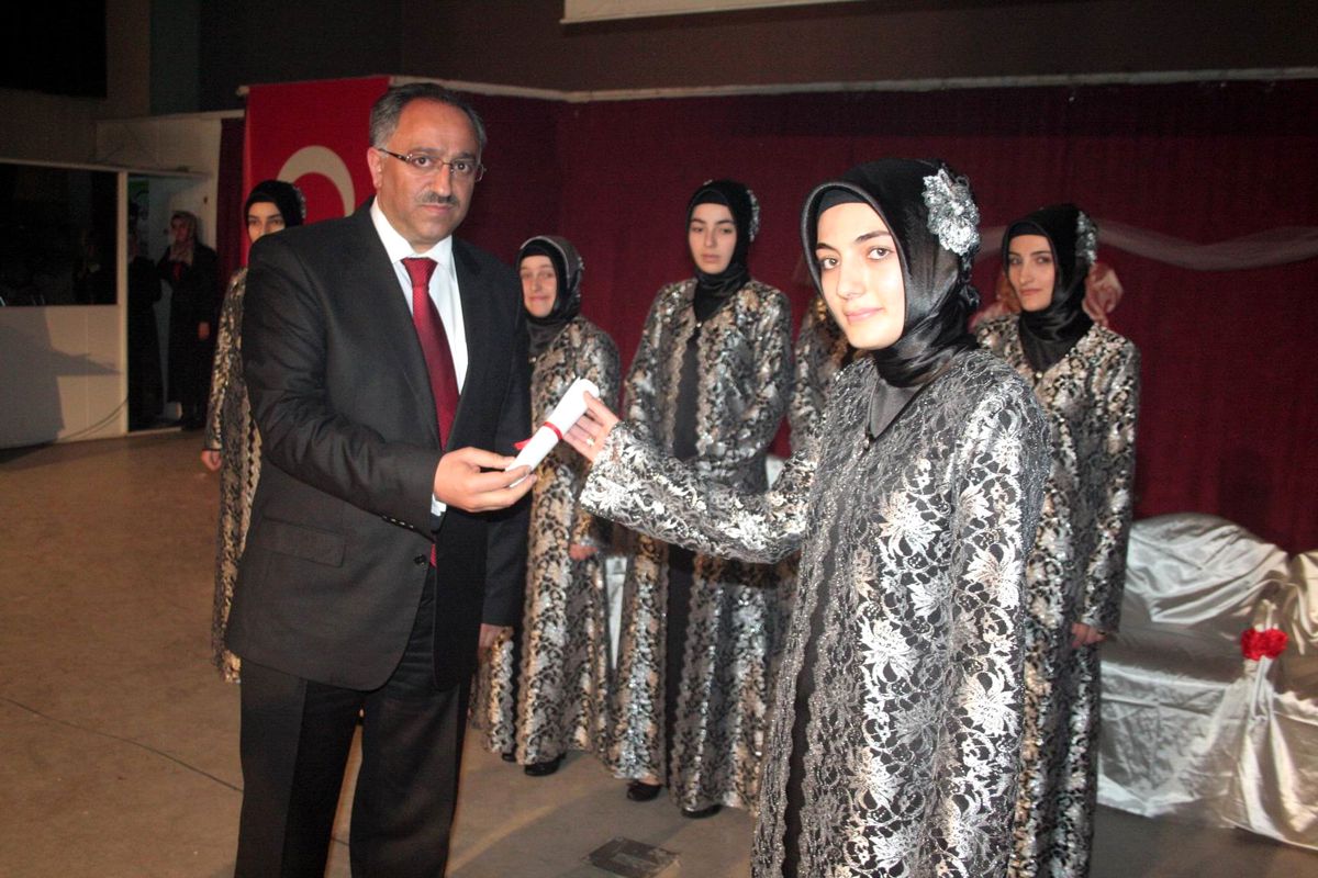 Bayan Hafızlar Taç Giydi
