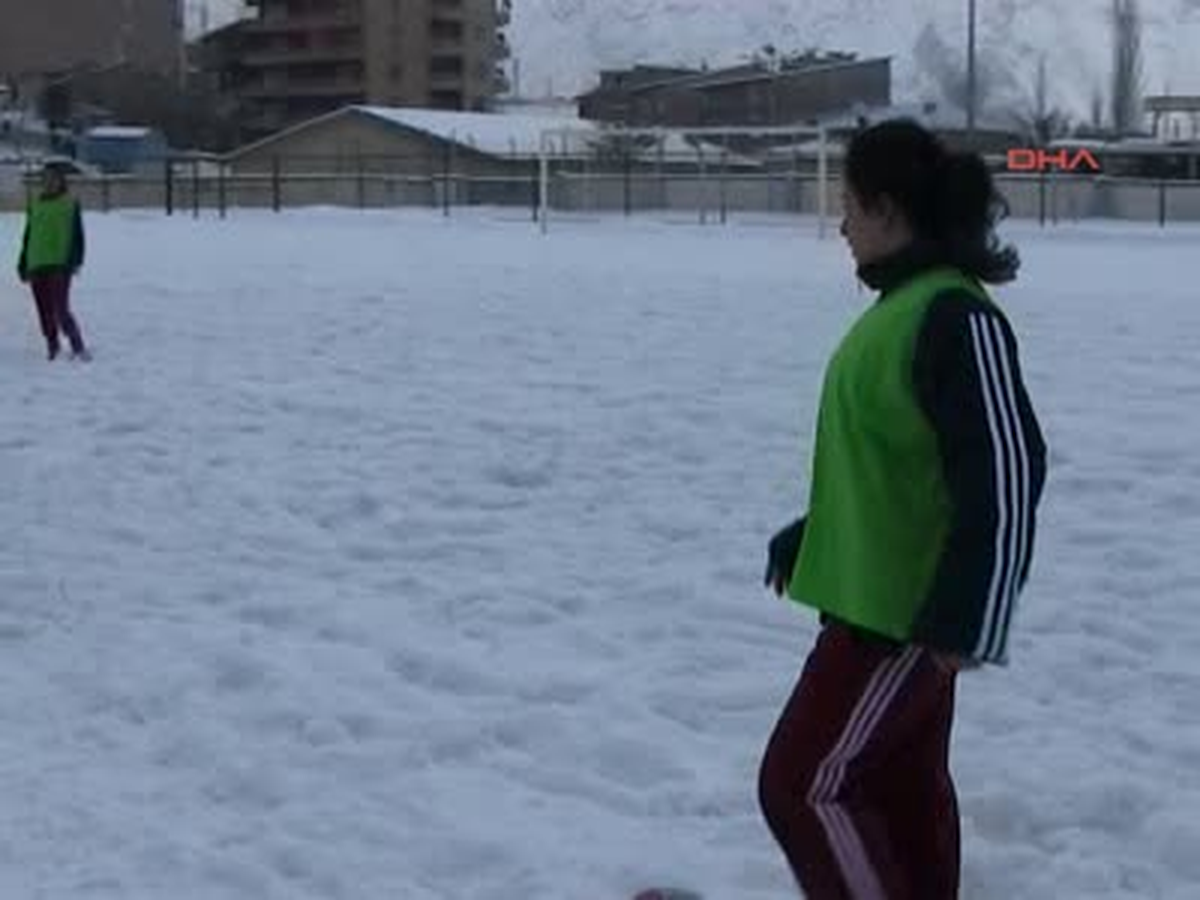 Hakkari\'nin Kızları Karla Kaplı Sahada Antrenman Yapıyor
