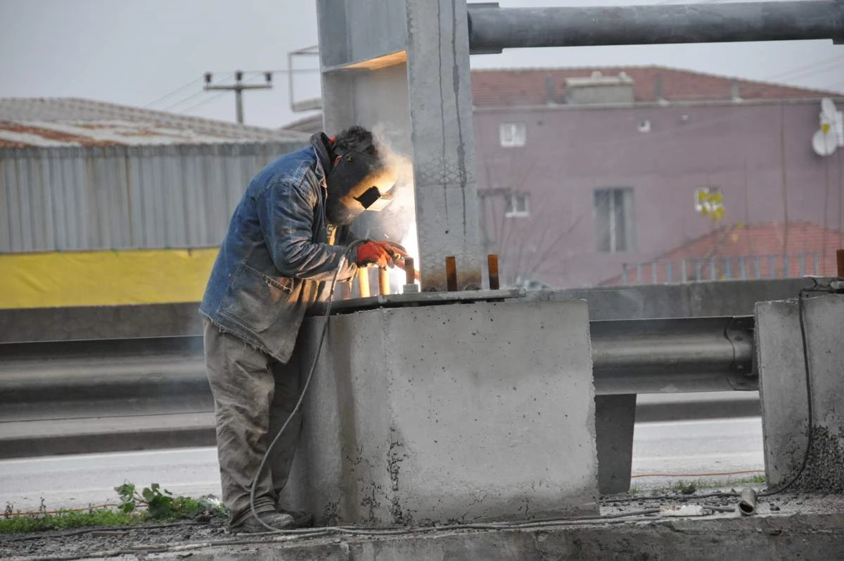 Kartepe\'de, Üst Geçitlerin Montajına Başlandı