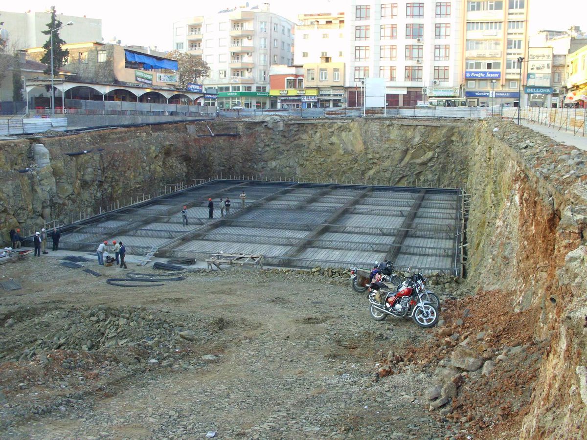 Katlı Yer Altı Otopark İnşaatı Devam Ediyor