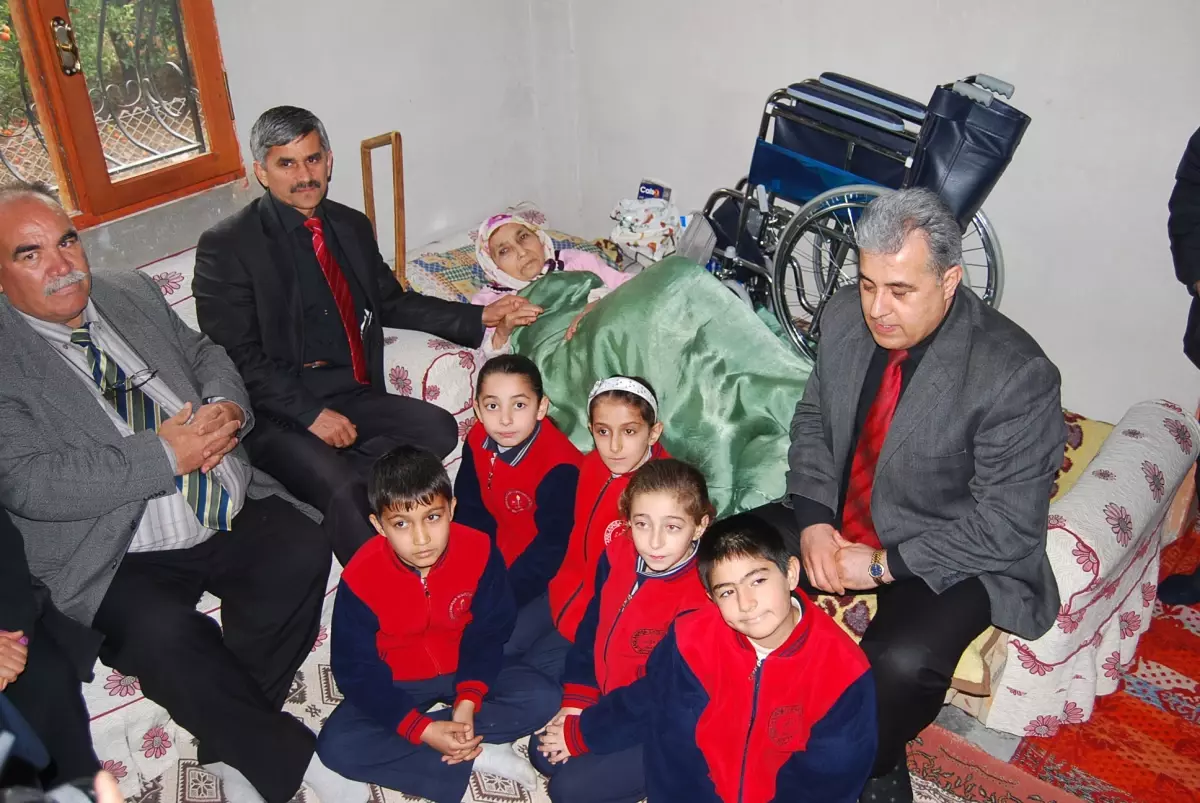 Öğrencilerden Muhtaçlara Tekerlekli Sandalye