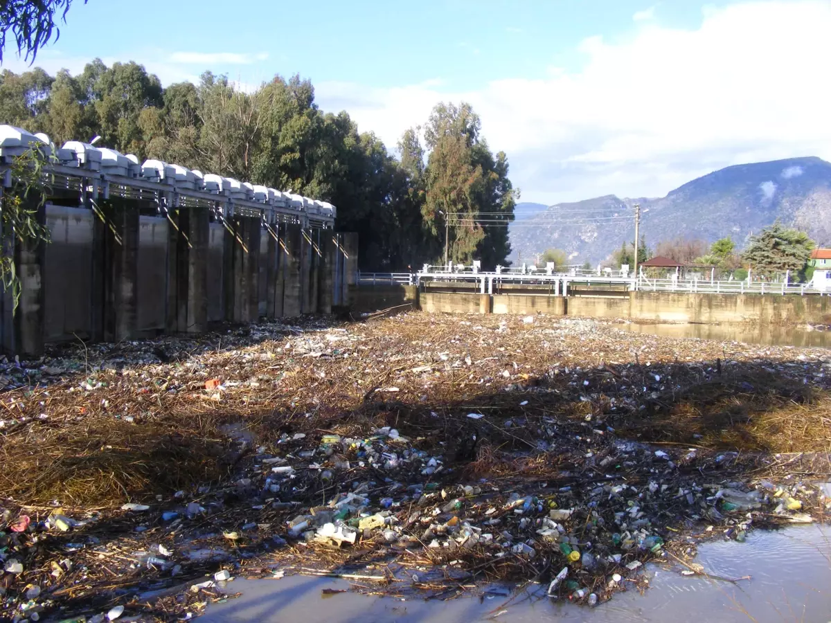 Taşkın Menderes\'te Kirliliği Gözler Önüne Serdi