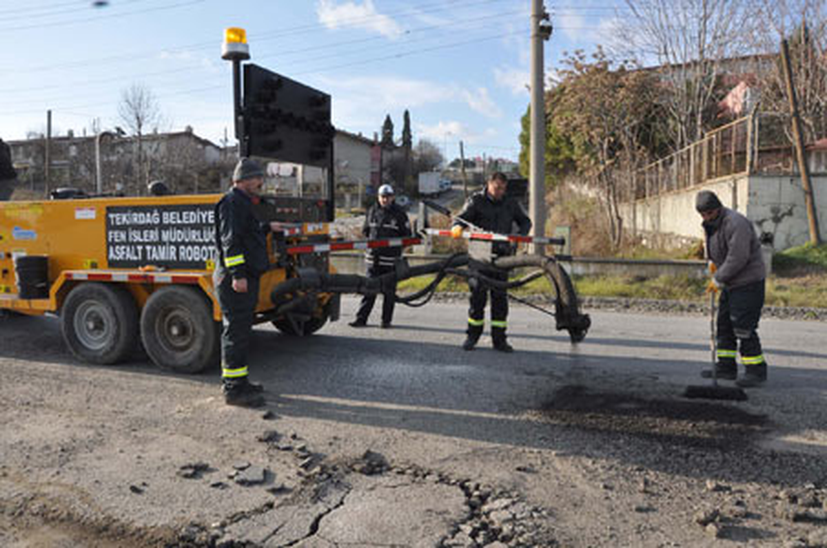 Asfalt Yollar Tamir Ediliyor