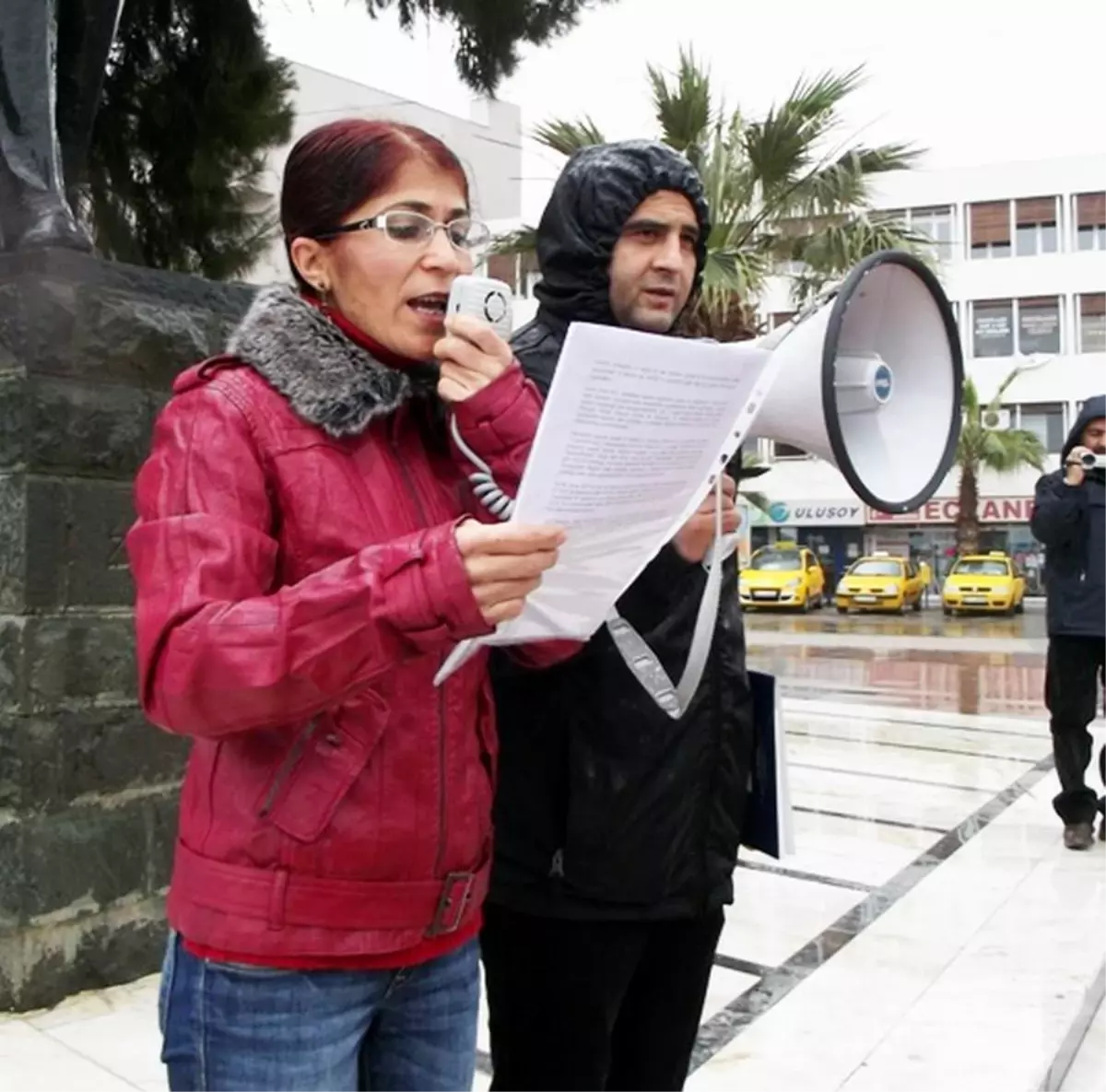 Ayvalıkta Kesk\'i Bordro Yakma Eyleminde Yağmur Bile Durduramadı