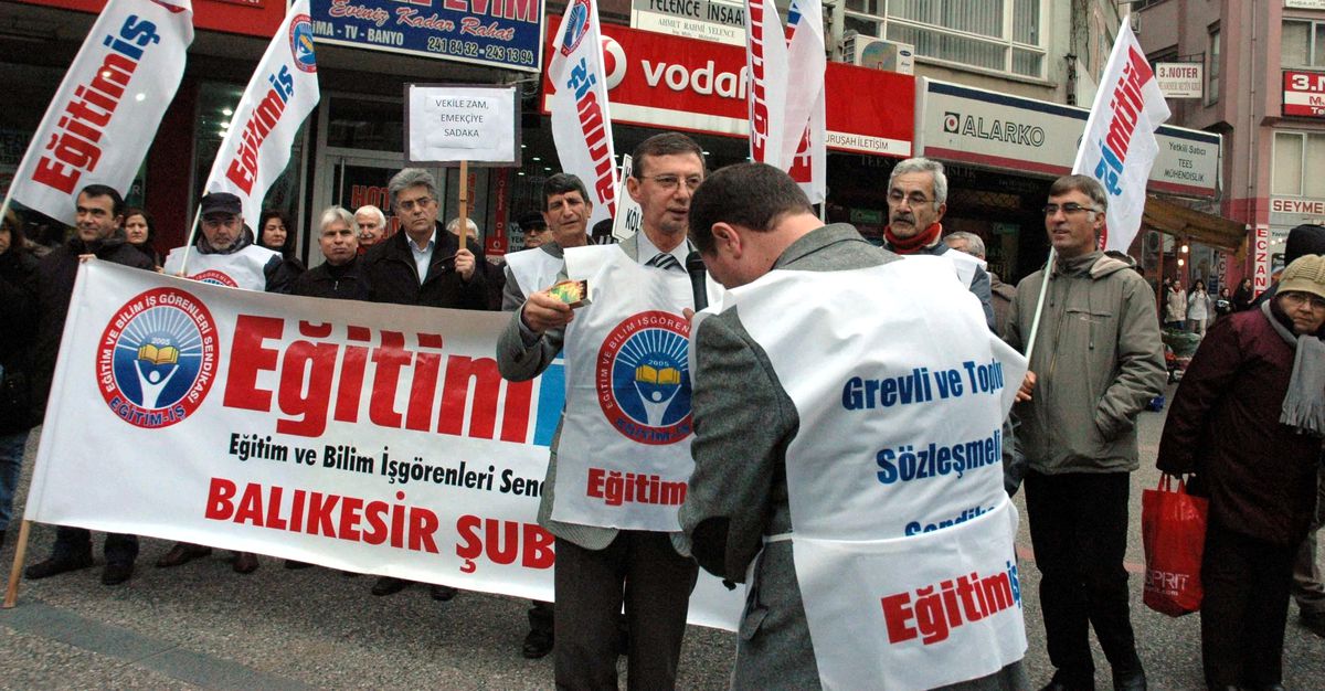 Balıkesir\'de Memurlar Bordro Yaktı