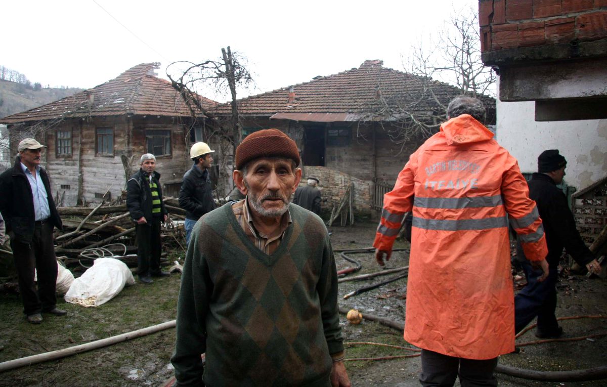 Bartın\'da 2 Ev Yanarak Kül Oldu